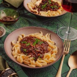 Probiere unsere Wildbolognese mit Wildschweinfleisch. Aromatisch, regional. Ein klassisches Rezept aus der Jägerküche mit Glühwein.
