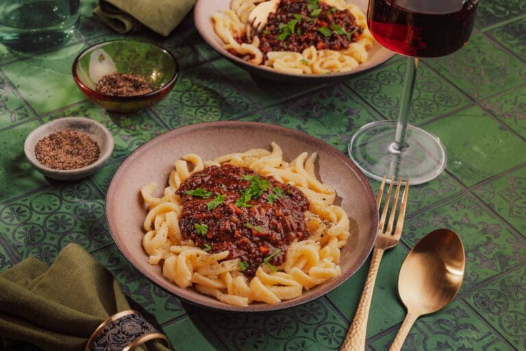 Probiere unsere Wildbolognese mit Wildschweinfleisch. Aromatisch, regional. Ein klassisches Rezept aus der Jägerküche mit Glühwein.