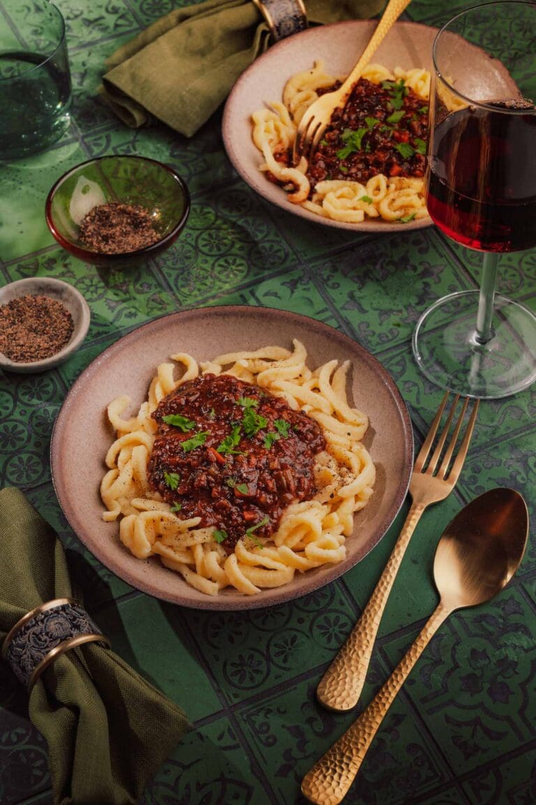 Probiere unsere Wildbolognese mit Wildschweinfleisch. Aromatisch, regional. Ein klassisches Rezept aus der Jägerküche mit Glühwein.