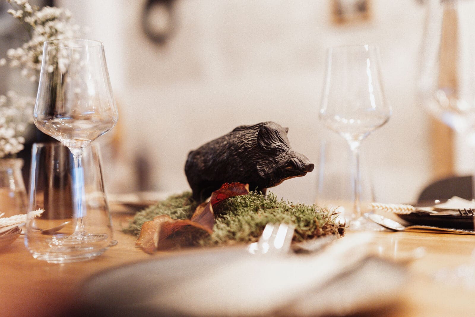 Tischdekoration mit Wildschweinfigur