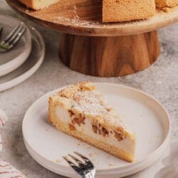 Bratapfel-Schmandkuchen bringt Apfel, Gewürze und Schmand zusammen. Perfekt, um für die Feiertage vorzubereiten. Genuss ganz ohne Stress.