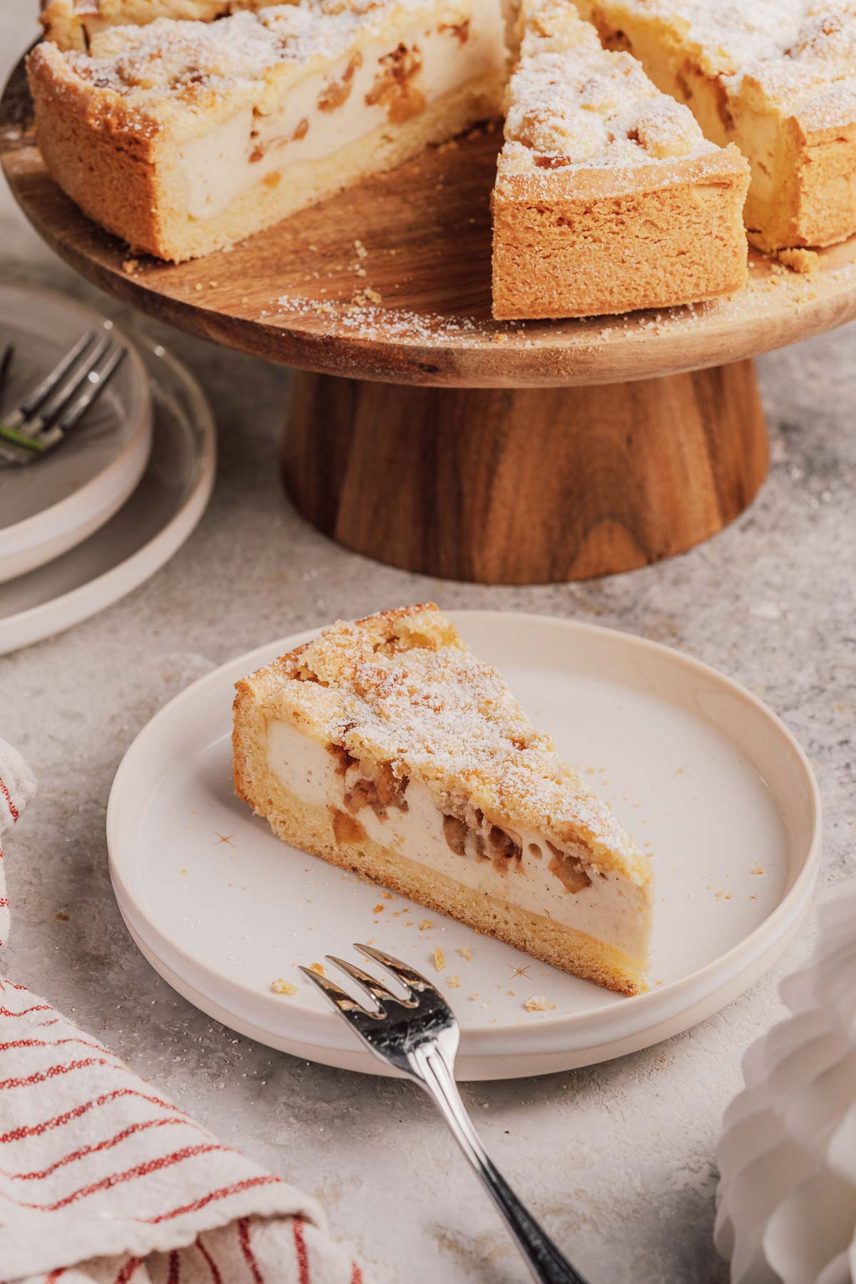 Bratapfel-Schmandkuchen für gemütliche Wintermomente und ruhige Festtage 12 Bratapfel-Schmandkuchen bringt Apfel, Gewürze und Schmand zusammen. Perfekt, um für die Feiertage vorzubereiten. Genuss ganz ohne Stress.