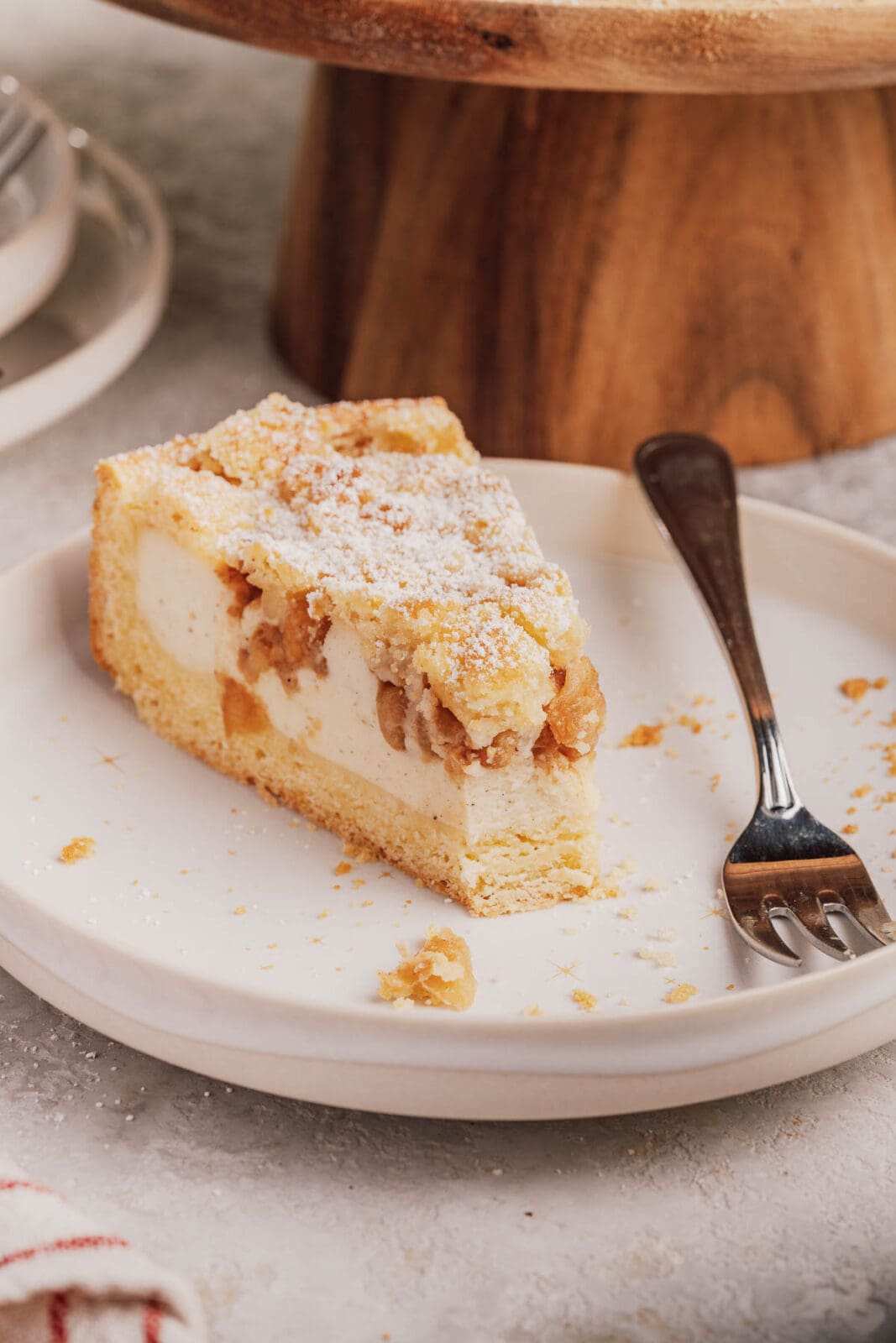 Bratapfel-Schmandkuchen für gemütliche Wintermomente und ruhige Festtage 7 Bratapfel-Schmandkuchen bringt Apfel, Gewürze und Schmand zusammen. Perfekt, um für die Feiertage vorzubereiten. Genuss ganz ohne Stress.