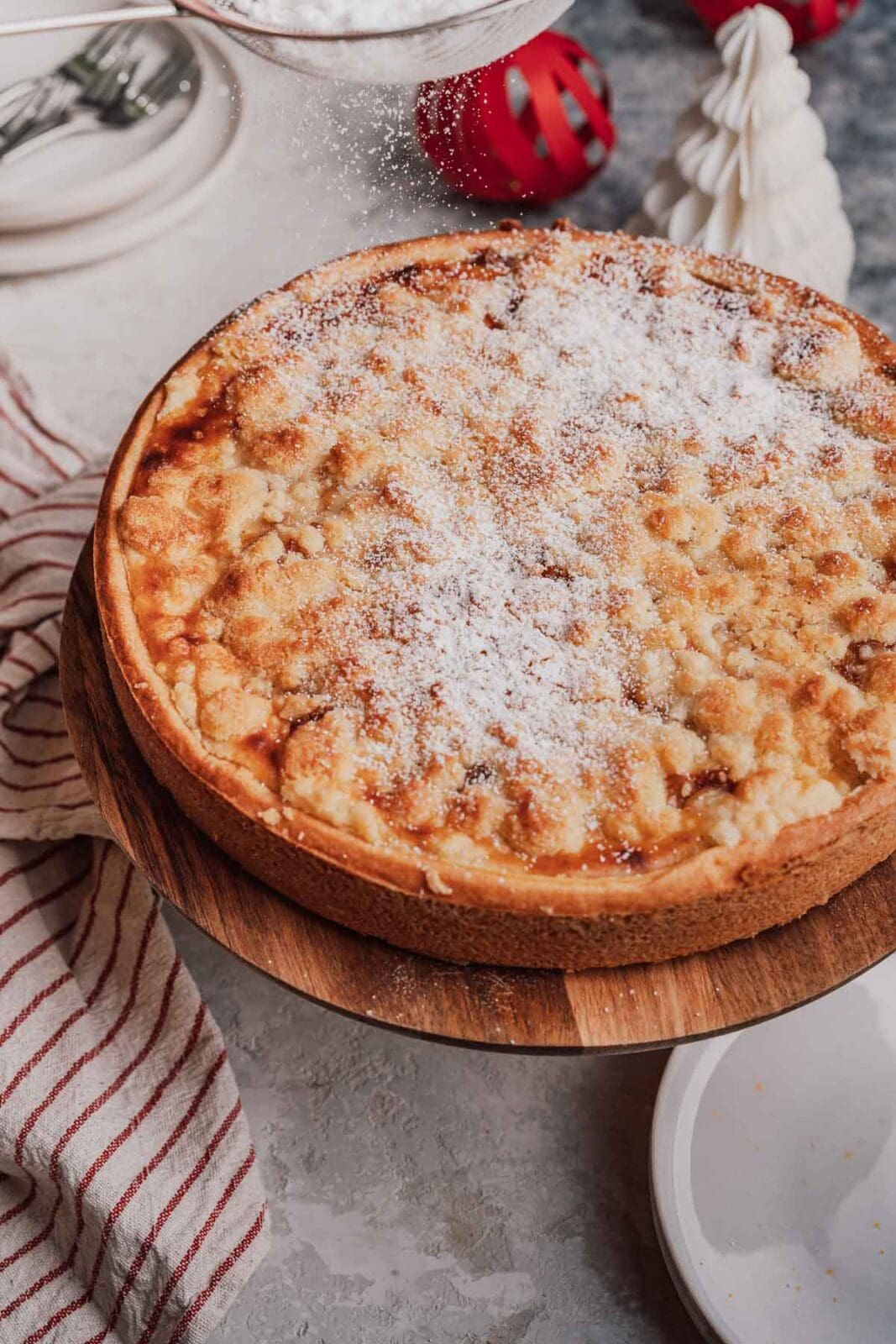 Bratapfel-Schmandkuchen für gemütliche Wintermomente und ruhige Festtage 3 Bratapfel-Schmandkuchen bringt Apfel, Gewürze und Schmand zusammen. Perfekt, um für die Feiertage vorzubereiten. Genuss ganz ohne Stress.