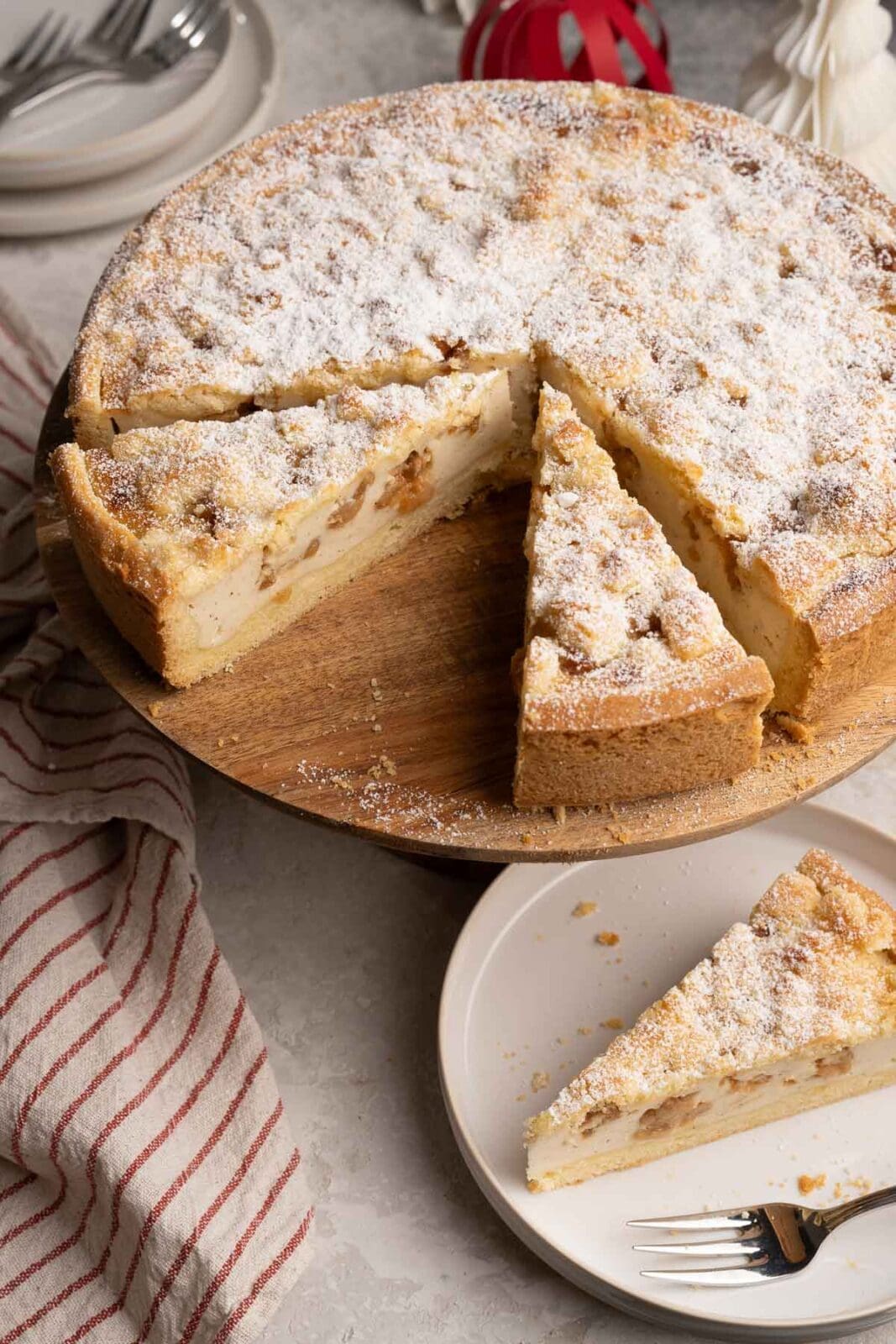 Bratapfel-Schmandkuchen bringt Apfel, Gewürze und Schmand zusammen. Perfekt, um für die Feiertage vorzubereiten. Genuss ganz ohne Stress.