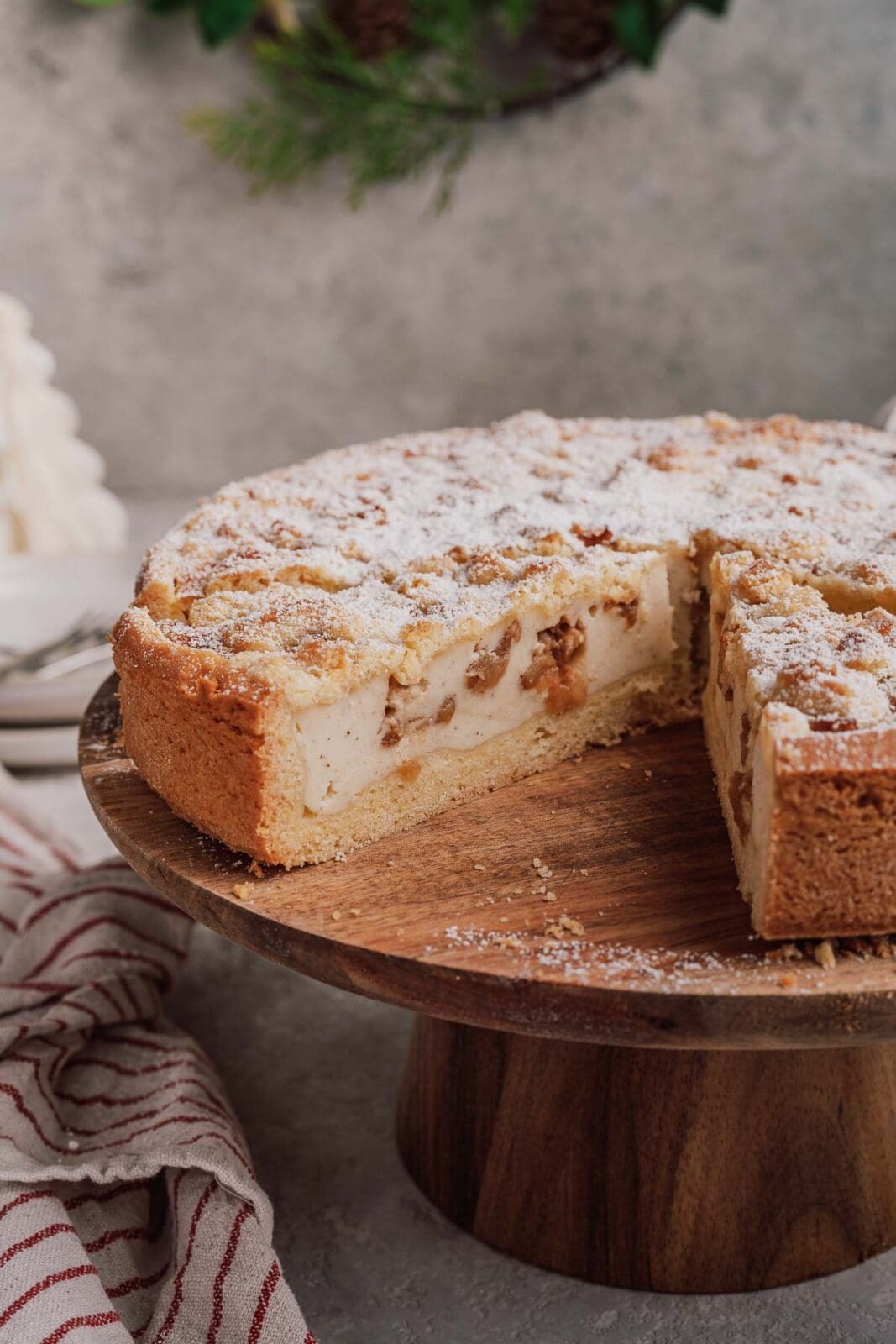 Bratapfel-Schmandkuchen für gemütliche Wintermomente und ruhige Festtage 5 Bratapfel-Schmandkuchen bringt Apfel, Gewürze und Schmand zusammen. Perfekt, um für die Feiertage vorzubereiten. Genuss ganz ohne Stress.