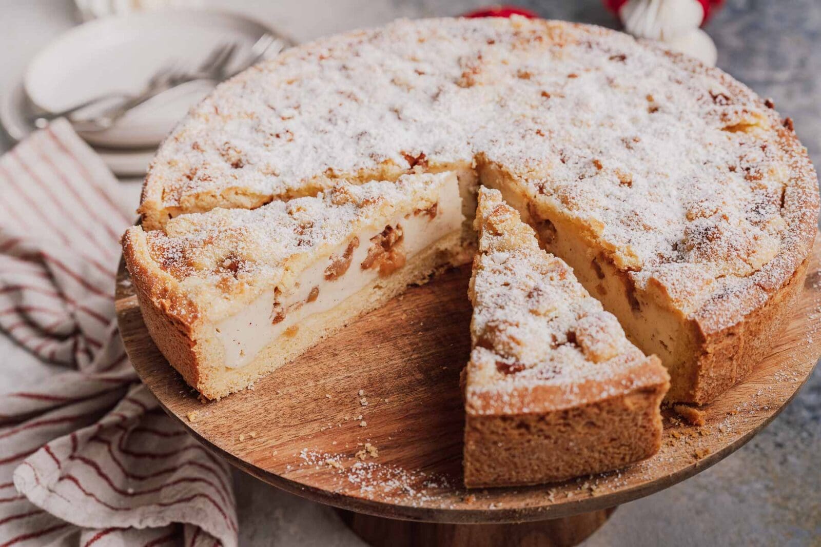 Bratapfel-Schmandkuchen für gemütliche Wintermomente und ruhige Festtage 10 Bratapfel-Schmandkuchen bringt Apfel, Gewürze und Schmand zusammen. Perfekt, um für die Feiertage vorzubereiten. Genuss ganz ohne Stress.