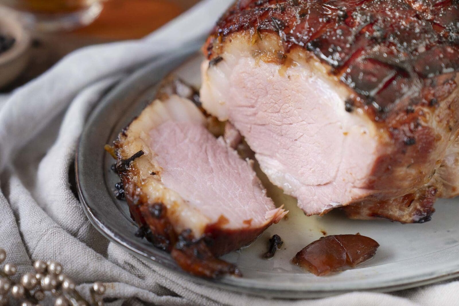 Krustenbraten mit Orangen-Whisky-Glasur 7 Aufgeschnittener Krustenbraten mit knuspriger Kruste und rosa Schweinefleisch