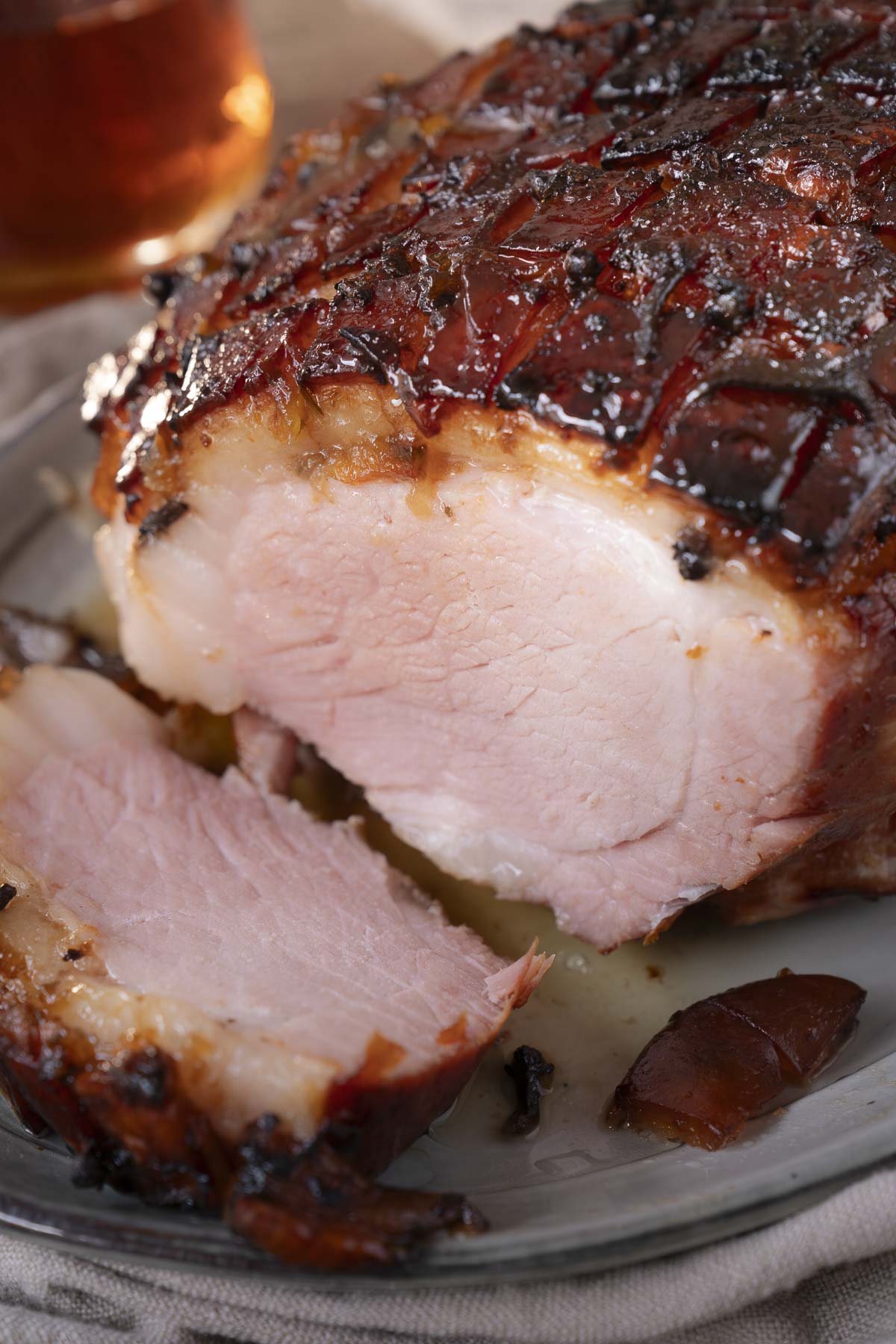 Krustenbraten mit Orangen-Whisky-Glasur 9 Orangen Whisky Krustenbraten Rezept 12 | Saftiger Krustenbraten aus gepökelter Schweineschulter mit Orangen-Whisky-Glasur: im Ofen langsam gegart, außen extra knusprig, innen zart – perfekt für Weihnachten und Sonntagsessen.