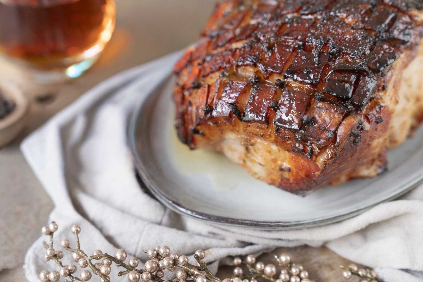 Krustenbraten mit Orangen-Whisky-Glasur 8 Festlich angerichteter Krustenbraten mit Beilagen als Weihnachtsessen