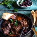 daube provencale 5 1 | Wildrezepte&nbsp;gehören für uns fest zur Herbstküche. Wenn die Tage kürzer werden, die Wälder bunt leuchten und der Duft von Pilzen und Kräutern in der Luft liegt, freuen wir uns auf genau diese Zeit in der Küche. Jetzt kommen unsere liebsten&nbsp;Wildrezepte&nbsp;auf den Tisch ... kräftig, aromatisch und mit dieser Wärme, die man eben genau aus der Herbstküche kennt. Für uns sind&nbsp;Wildrezepte&nbsp;mehr als nur ein saisonaler Trend, sie stehen für echten Genuss, nachhaltige Zutaten und ehrliches Kochen mit Wildfleisch.