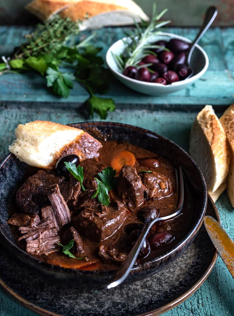Unsere 5 liebsten Wildrezepte für gemütliche Herbsttage 7 daube provencale 5 1 | Wildrezepte gehören für uns fest zur Herbstküche. Wenn die Tage kürzer werden, die Wälder bunt leuchten und der Duft von Pilzen und Kräutern in der Luft liegt, freuen wir uns auf genau diese Zeit in der Küche. Jetzt kommen unsere liebsten Wildrezepte auf den Tisch ... kräftig, aromatisch und mit dieser Wärme, die man eben genau aus der Herbstküche kennt. Für uns sind Wildrezepte mehr als nur ein saisonaler Trend, sie stehen für echten Genuss, nachhaltige Zutaten und ehrliches Kochen mit Wildfleisch.