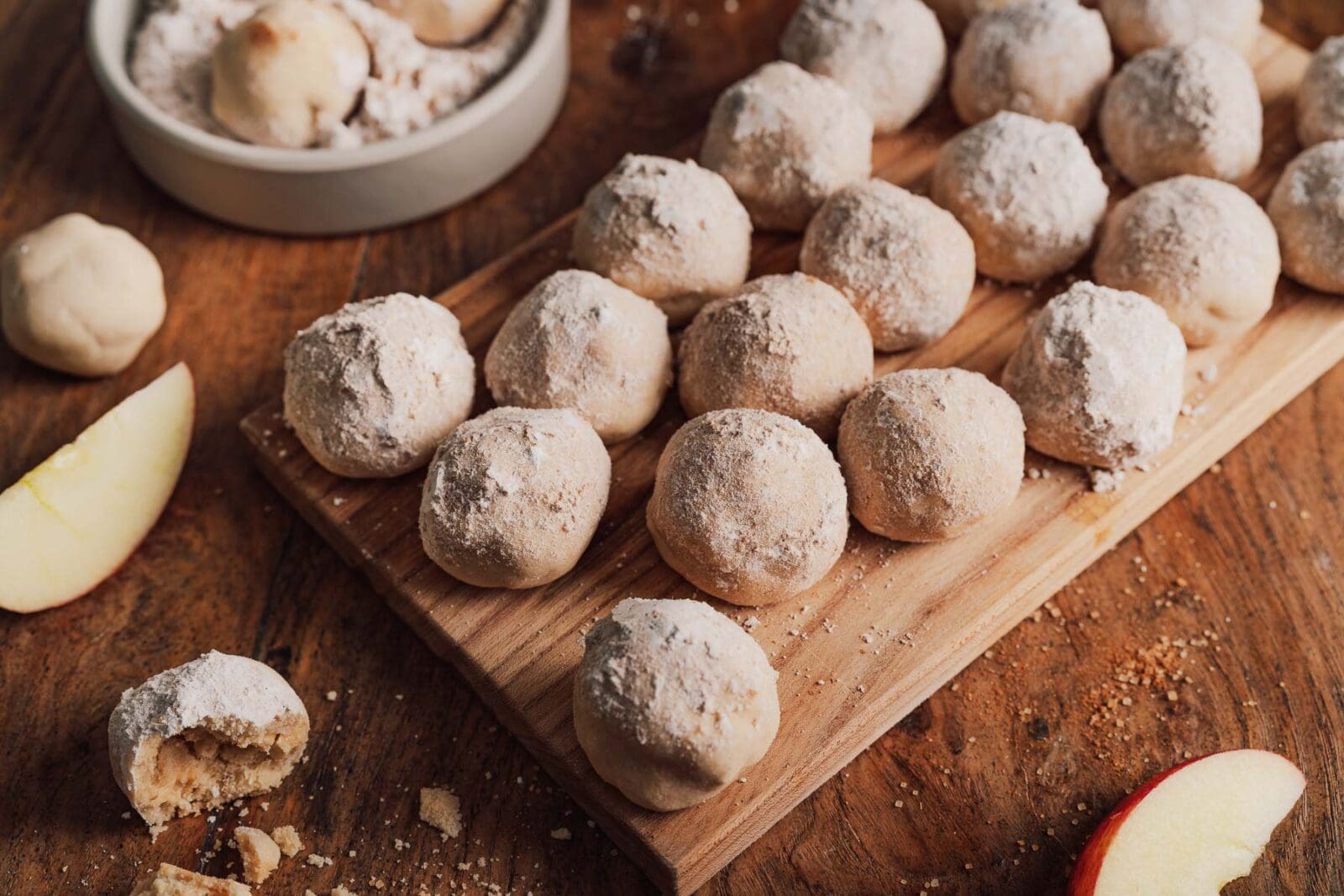 Bratapfel-Plätzchen die nach Advent duften und glücklich machen 8 Bratapfel-Plätzchen mit feiner Krume, weichen Apfelstückchen und würzigem Winterduft. Unser neues Rezept für einfache Weihnachts-Plätzchen.