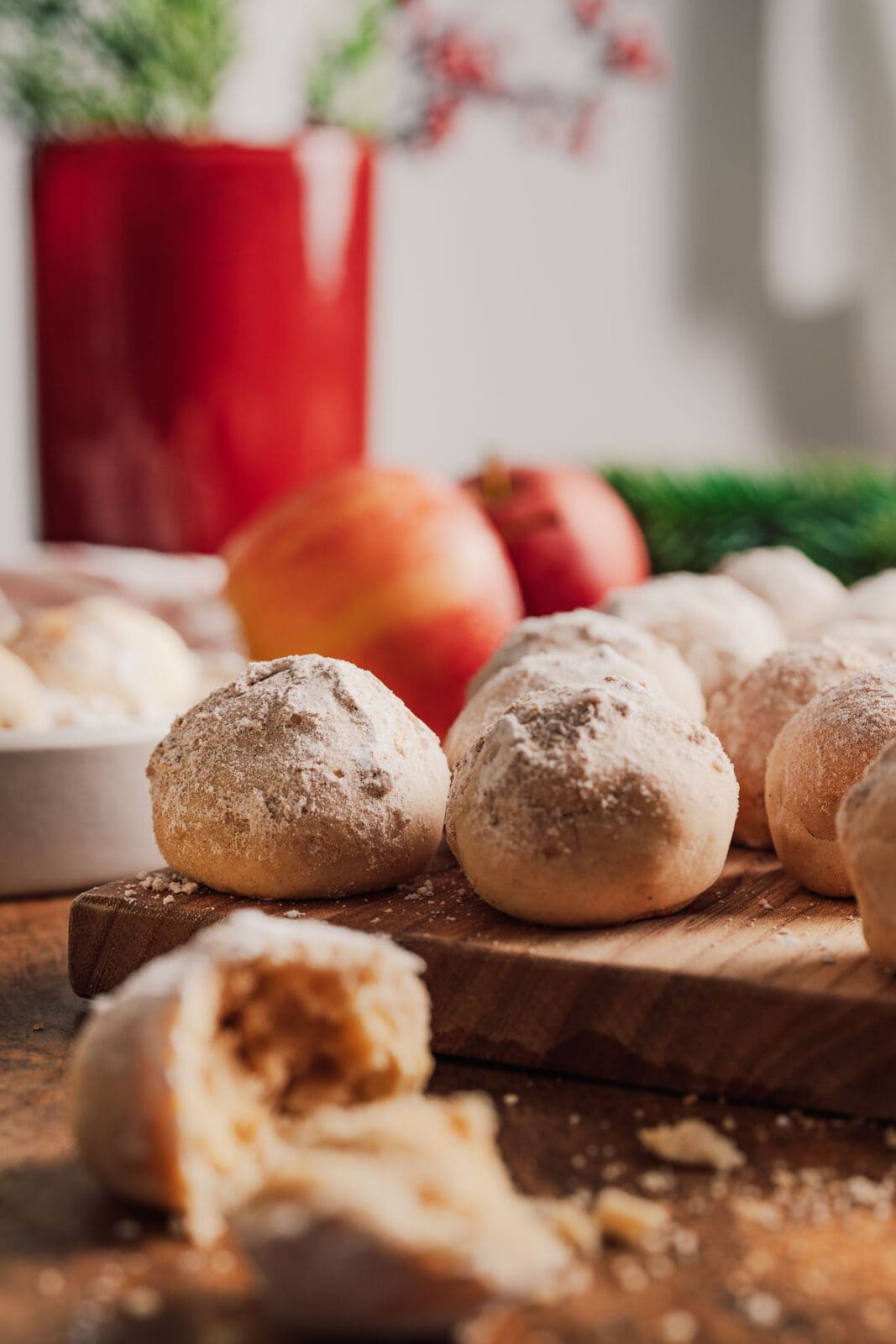 Bratapfel-Plätzchen die nach Advent duften und glücklich machen 7 Bratapfel-Plätzchen mit feiner Krume, weichen Apfelstückchen und würzigem Winterduft. Unser neues Rezept für einfache Weihnachts-Plätzchen.