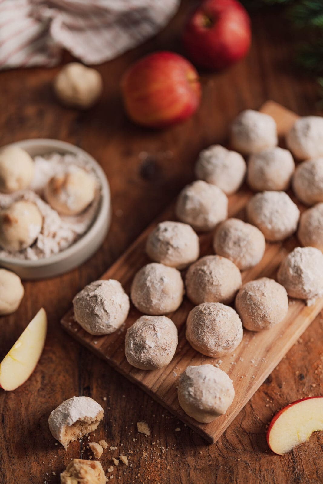 Bratapfel-Plätzchen die nach Advent duften und glücklich machen 6 Bratapfel-Plätzchen mit feiner Krume, weichen Apfelstückchen und würzigem Winterduft. Unser neues Rezept für einfache Weihnachts-Plätzchen.
