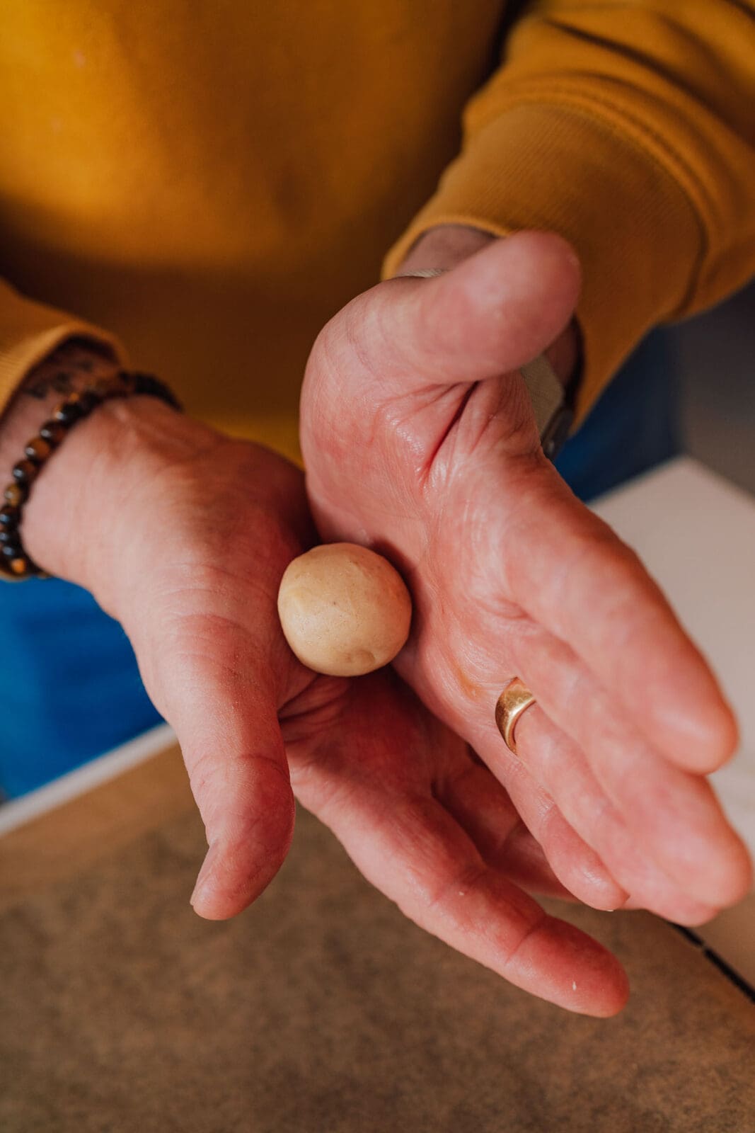 Bratapfel-Plätzchen die nach Advent duften und glücklich machen 3 Bratapfel Schneebaelle Plaetzchen 2 | Bratapfel Plätzchen, die nach Apfel und warmen Gewürzen schmecken. Zart weiche Schneebälle, die beim ersten Biss fast zerfallen. Ein Rezept, das euren Advent versüßt.