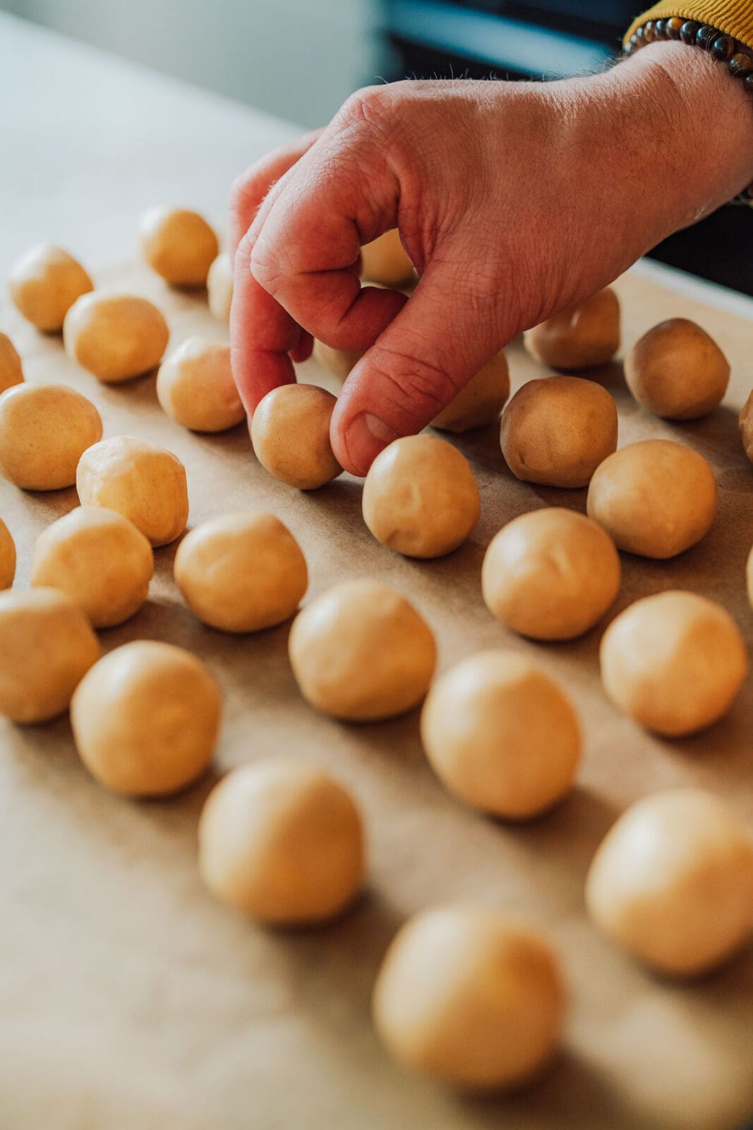 Bratapfel-Plätzchen die nach Advent duften und glücklich machen 2 Bratapfel Schneebaelle Plaetzchen 3 | Bratapfel Plätzchen, die nach Apfel und warmen Gewürzen schmecken. Zart weiche Schneebälle, die beim ersten Biss fast zerfallen. Ein Rezept, das euren Advent versüßt.