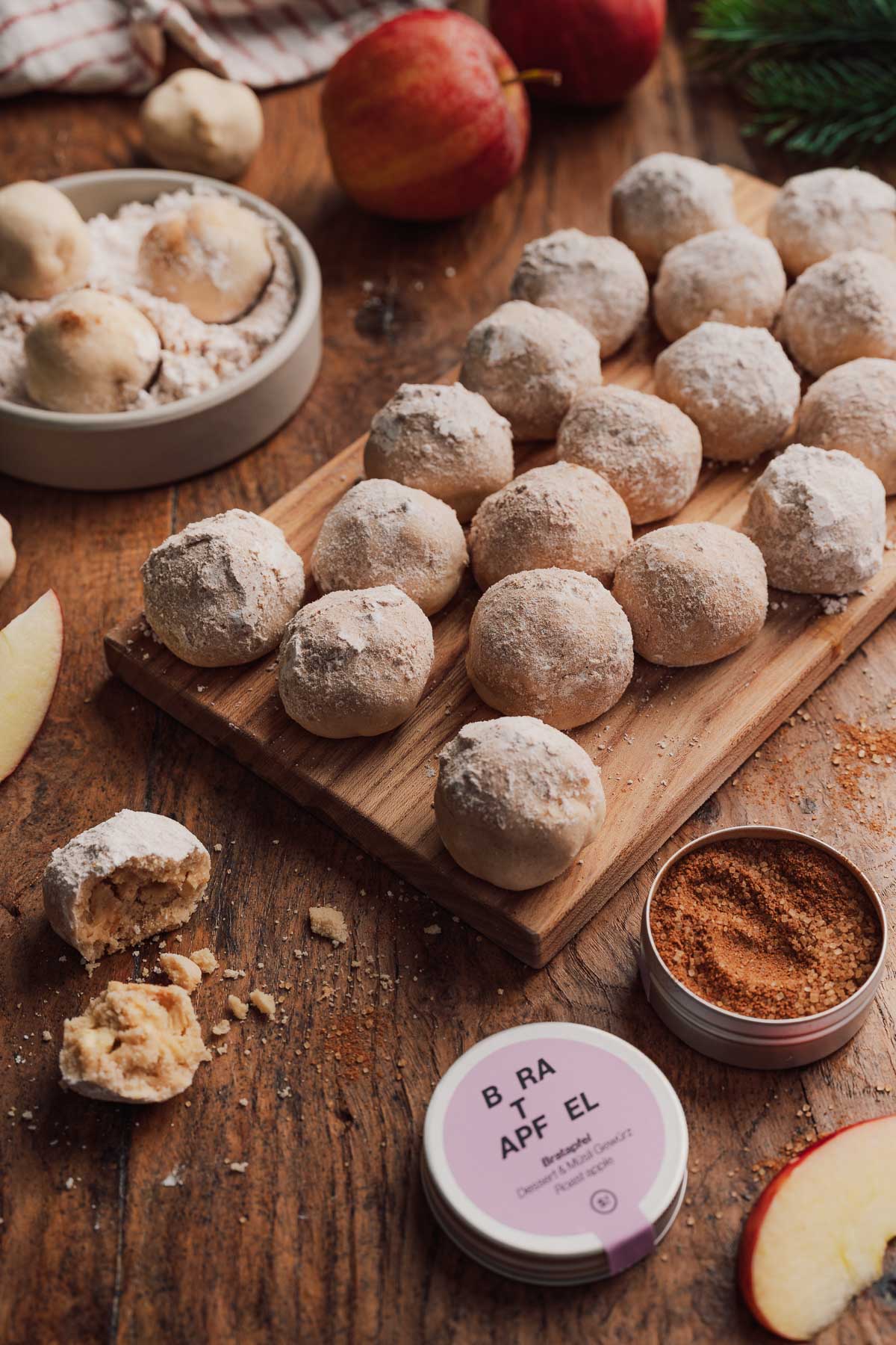 Bratapfel-Plätzchen die nach Advent duften und glücklich machen 9 Bratapfel-Plätzchen mit feiner Krume, weichen Apfelstückchen und würzigem Winterduft. Unser neues Rezept für einfache Weihnachts-Plätzchen.