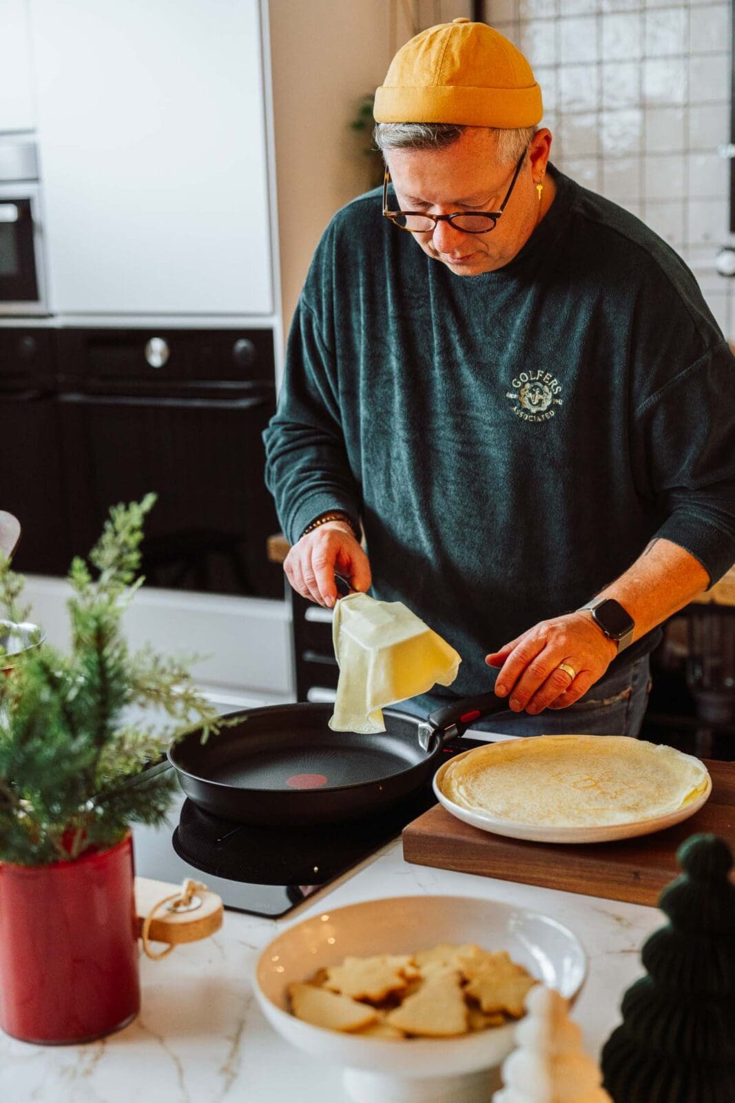 Crêpes Rezept für süße und herzhafte Crêpes wie vom Weihnachtsmarkt. Einfacher Teig schnelle Zubereitung und viele Tipps aus unserer Küche für dünne weiche Crêpes zuhause.