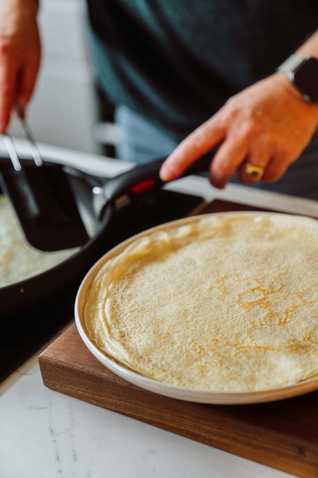 Crêpes Rezept für süße und herzhafte Crêpes wie vom Weihnachtsmarkt. Einfacher Teig schnelle Zubereitung und viele Tipps aus unserer Küche für dünne weiche Crêpes zuhause.