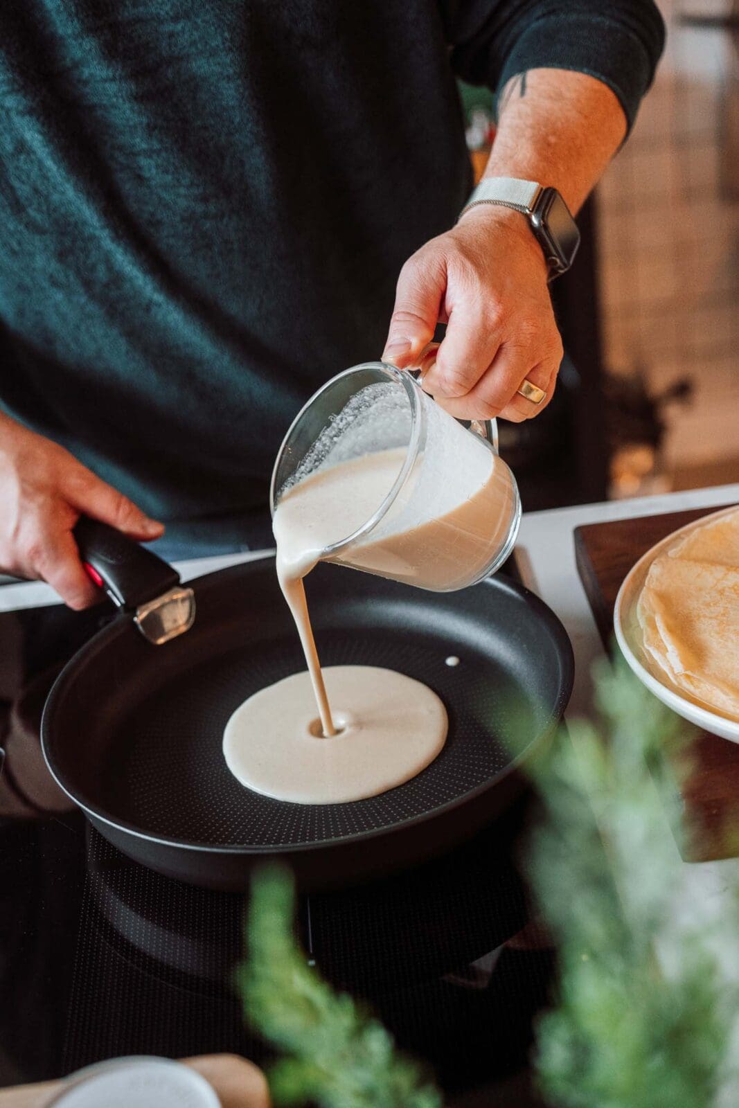 Dieses Crêpes Rezept begleitet uns durchs ganze Jahr. Schnell gemischt einfach gebacken und immer genau richtig wenn spontan etwas Süßes fehlt. Unser perfektes Basis Rezept.