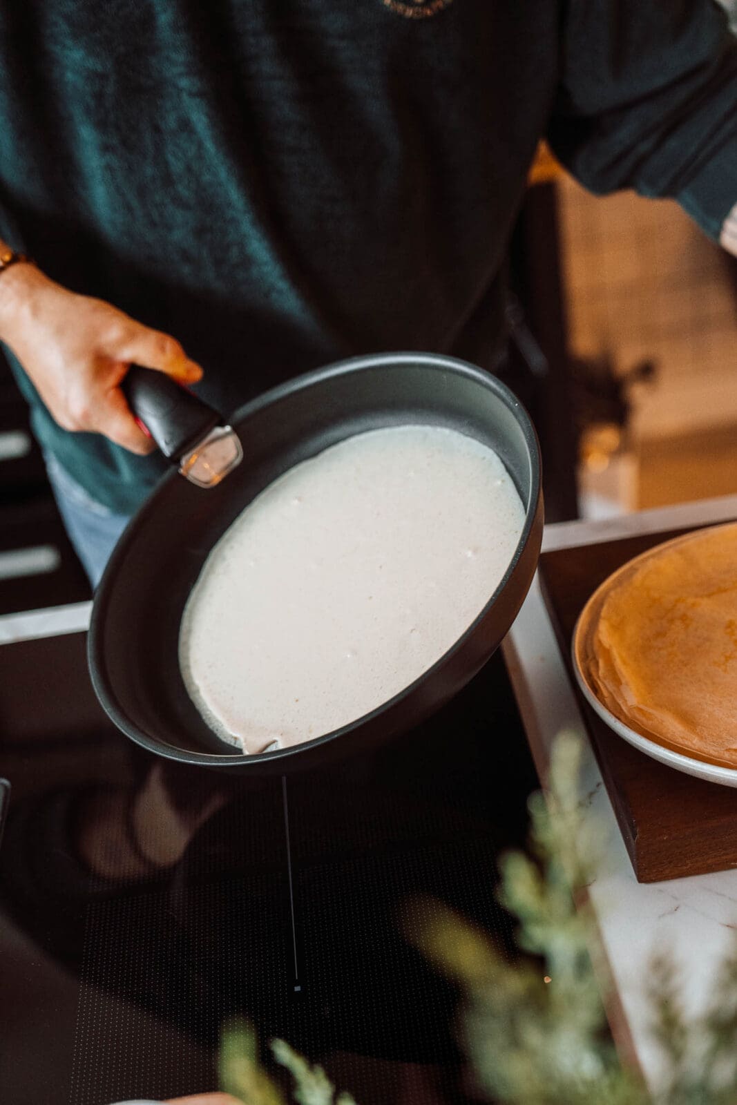 Crepes Rezept 5 | So manche Rezepte begleiten einen einfach durchs ganze Leben. Mein Crêpes Rezept gehört für uns ganz klar dazu. Sascha liebt Crêpes vor allem in der kalten Jahreszeit. Ohne einen süß gefüllten französischen Pfannkuchen ist für ihn ein Besuch auf dem Weihnachtsmarkt kein befriedigendes Erlebnis. Ich sehe das zwar genauso, aber doch etwas entspannter. Denn ich liebe Crêpes das ganze Jahr über. Ganz ohne Anlass und auch wenn es 30 Grad draußen hat. Vor allem aber, wenn sonntags nachmittags kein Kuchen im Haus ist. Dann stehe ich sofort in der Küche rühre fix den Teig für mein Crêpes Rezept zusammen und ein paar Minuten später duftet es nach warmen Crêpes. Inzwischen bin ich bei uns der inoffizielle Crêpes Chef. Nicht aus Ehrgeiz sondern aus Übung. Dieses Rezept ist für uns ein echtes Grundrezept. Es funktioniert süß genauso gut wie herzhaft und genau deshalb lieben wir unseren einfachen Crêpes Teig so sehr.