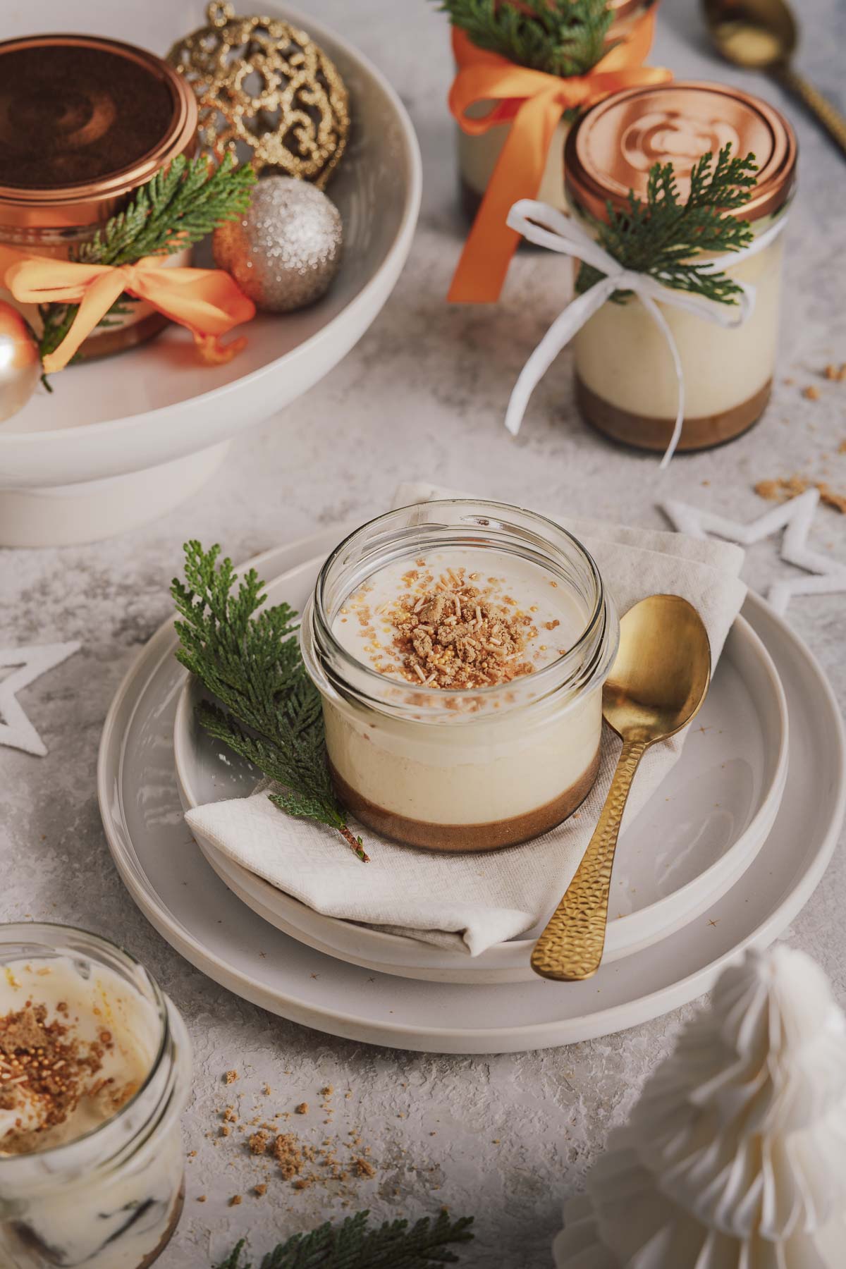 Festliche Desserts für Weihnachten – unsere schönsten Ideen für süße Festtage 9 Eierlikoer Cheesecake STROH 1 | Festliche Desserts gehören für uns zu Weihnachten einfach dazu. Wenn die Tage kürzer werden und überall dieser Duft nach Zimt, Vanille und Winterobst in der Luft liegt, freuen wir uns jedes Jahr wieder auf genau diese festlichen Desserts, die einen Abend richtig rund machen. Für uns sind festliche Desserts mehr als nur der süße Abschluss eines Menüs. Sie bringen Wärme, Gemütlichkeit und dieses besondere Gefühl von Feiertagen auf den Tisch. Für mich geht ein Menü ohne Dessert sowieso nicht, da das Dessert einfach mein Lieblingsgang ist und genau deshalb haben wir unsere liebsten festlichen Desserts für euch gesammelt, die elegant aussehen, entspannt vorzubereiten sind und jedes Weihnachtsmenü zum Strahlen bringen.