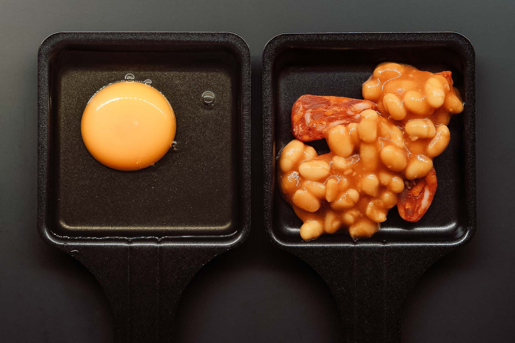 Raclette Pfännchen Ideen – Unsere liebsten Kombis von klassisch bis Tapas 2 Raclette Pfännchen Ideen, Breakfast Raclette mit Käsebohnen, Käsekruste und Spiegelei