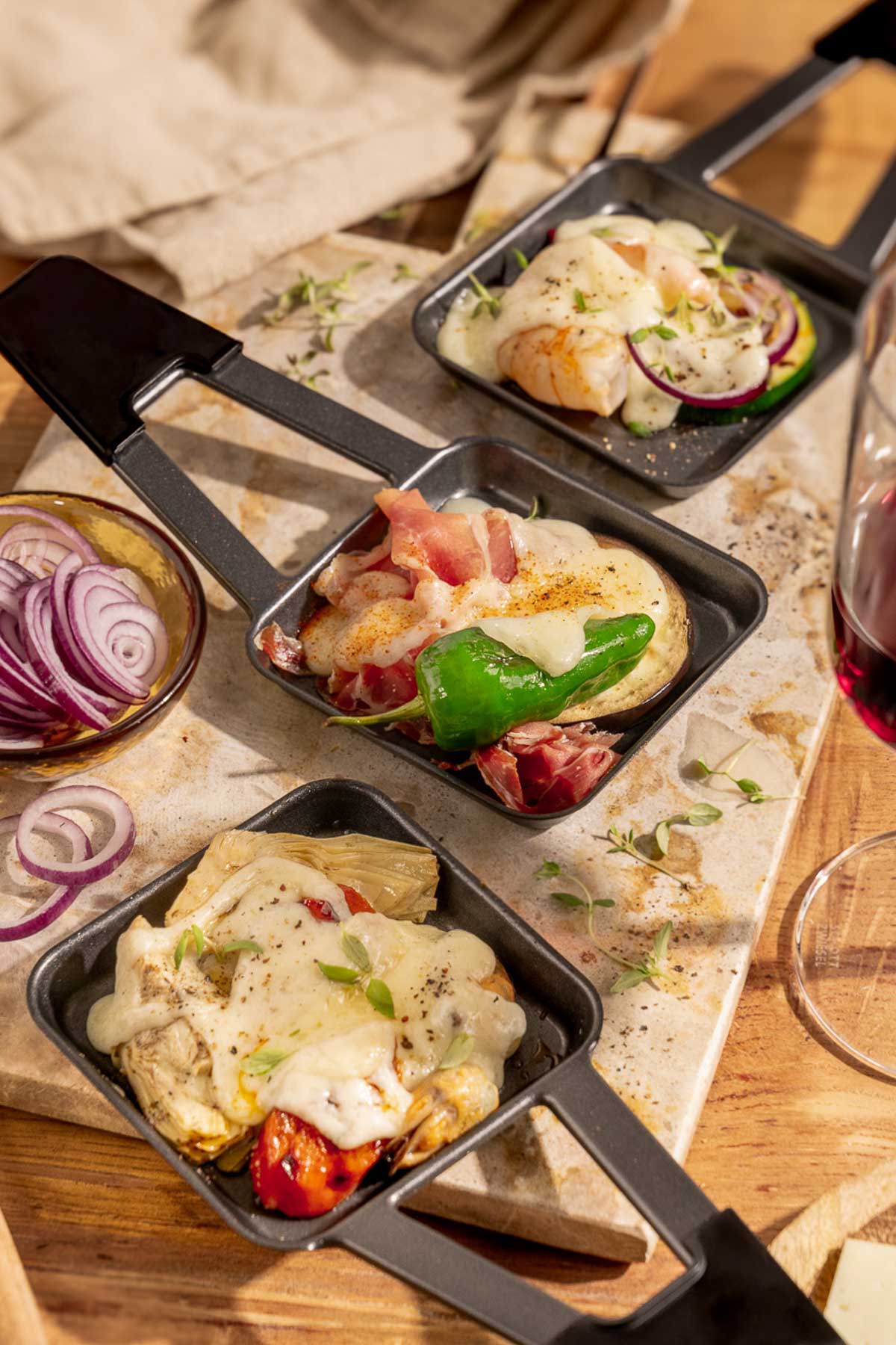 Raclette Pfännchen Ideen – Unsere liebsten Kombis von klassisch bis Tapas 8 Tapas Raclette Pfännchen Ideen mit Garnelen und Zucchini, Prosciutto mit Pimientos, Artischocke und Tomate