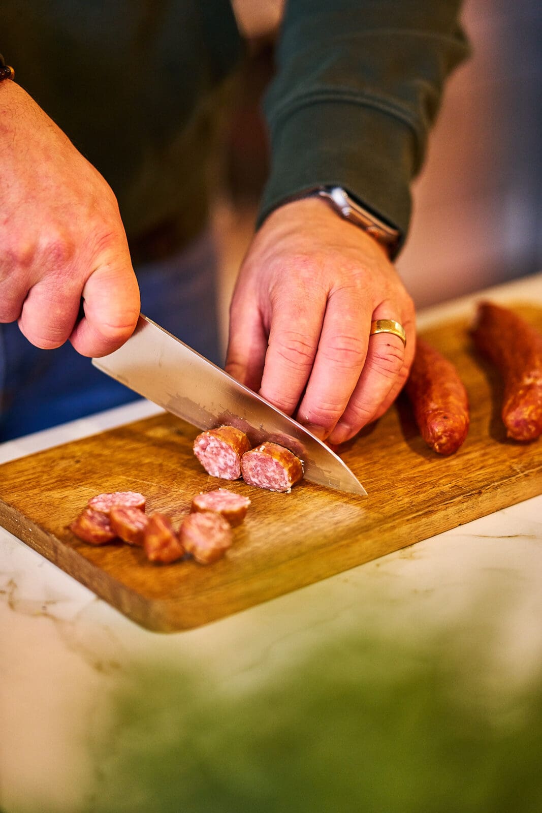 Dieser Nudelauflauf mit Mettenden erinnert an früher. Cremig, herzhaft und schnell gemacht. Ein einfaches Ofengericht wie bei Mama oder Oma.
