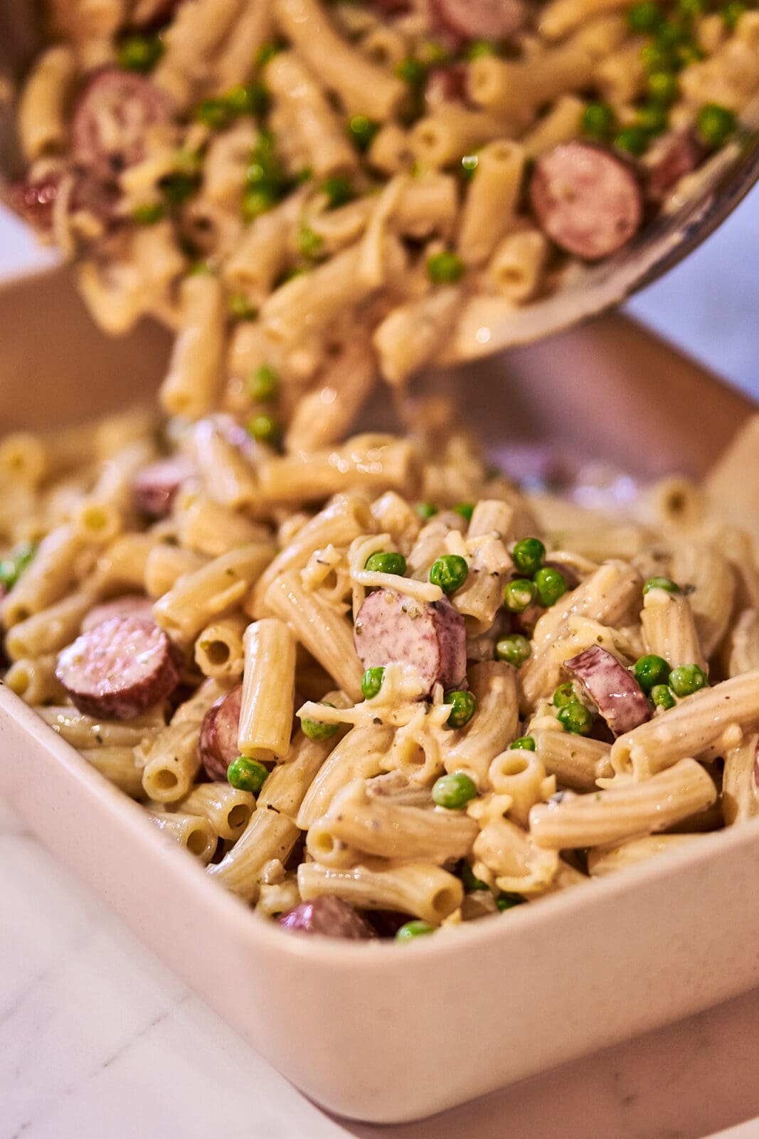 Dieser Nudelauflauf mit Mettenden erinnert an früher. Cremig, herzhaft und schnell gemacht. Ein einfaches Ofengericht wie bei Mama oder Oma.