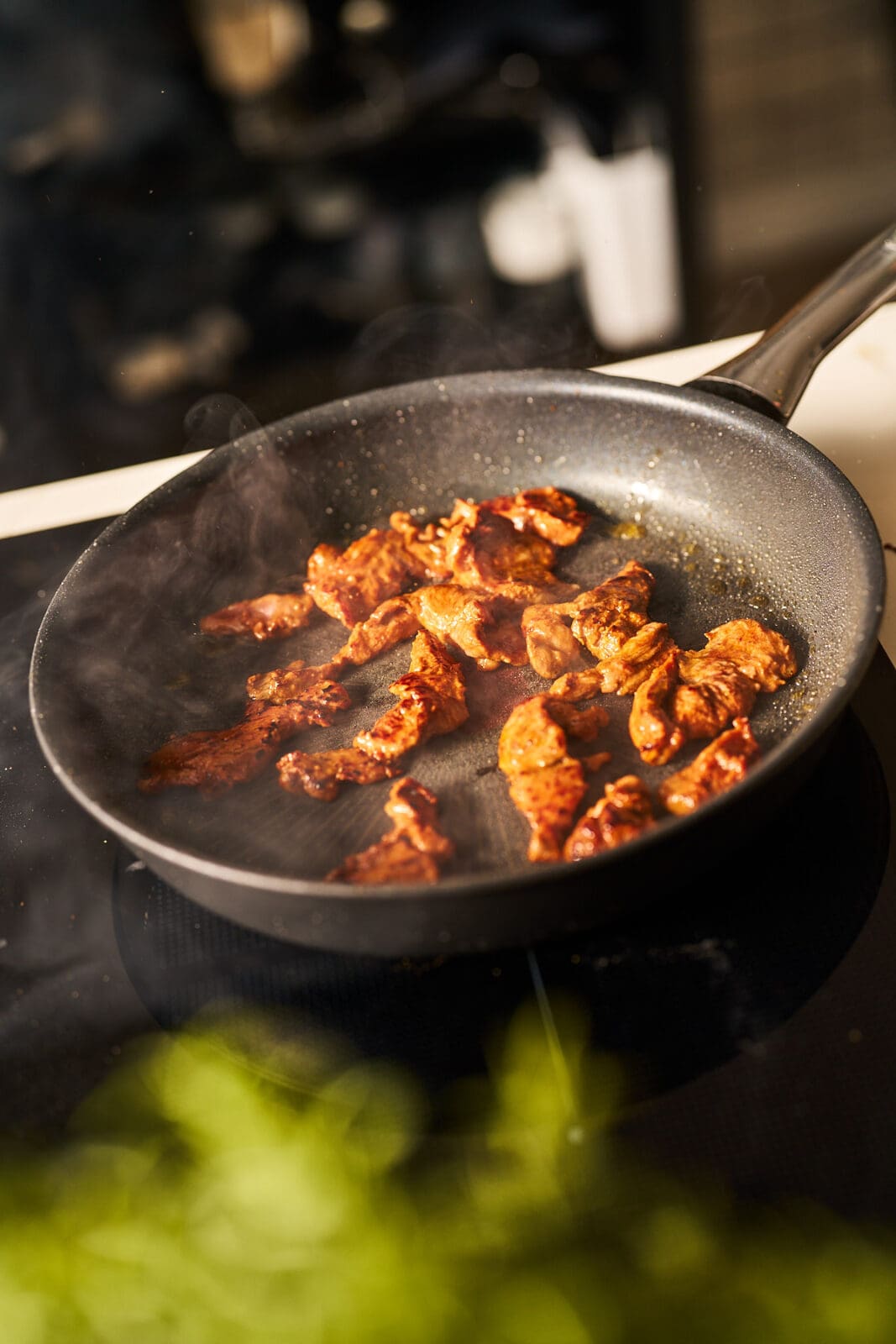 Blog Gochujang Pasta mit Steakstreifen 1 | Unsere cremige Gochujang Pasta mit Rinderstreifen und Bimi Broccoli ist aus einem spontanen Küchenmoment entstanden. Die Kombination aus Sahne, Gochujang und saftigem Rind sorgt für echtes Fusion Feeling auf dem Teller.