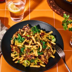 Blog Gochujang Pasta mit Steakstreifen 9 | Unsere cremige Gochujang Pasta mit Rinderstreifen und Bimi Broccoli ist aus einem spontanen Küchenmoment entstanden. Die Kombination aus Sahne, Gochujang und saftigem Rind sorgt für echtes Fusion Feeling auf dem Teller.