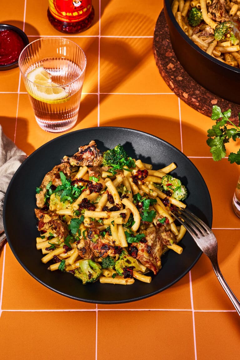 Blog Gochujang Pasta mit Steakstreifen 9 | Es gibt kaum etwas, das so zuverlässig glücklich macht wie ein Teller Pasta – oder ein cremiges Risotto. Kein Wunder, dass diese Gerichte bei uns ständig auf dem Tisch stehen.