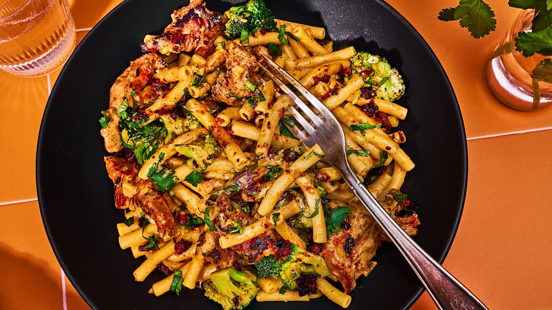 Instagram Gochujang Pasta mit Steakstreifen 14 | Unsere cremige Gochujang Pasta mit Rinderstreifen und Bimi Broccoli ist aus einem spontanen Küchenmoment entstanden. Die Kombination aus Sahne, Gochujang und saftigem Rind sorgt für echtes Fusion Feeling auf dem Teller.