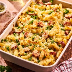 Dieser Nudelauflauf mit Mettenden erinnert an früher. Cremig, herzhaft und schnell gemacht. Ein einfaches Ofengericht wie bei Mama oder Oma.