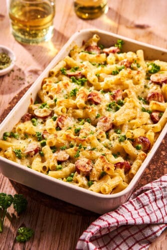 Dieser Nudelauflauf mit Mettenden erinnert an früher. Cremig, herzhaft und schnell gemacht. Ein einfaches Ofengericht wie bei Mama oder Oma.