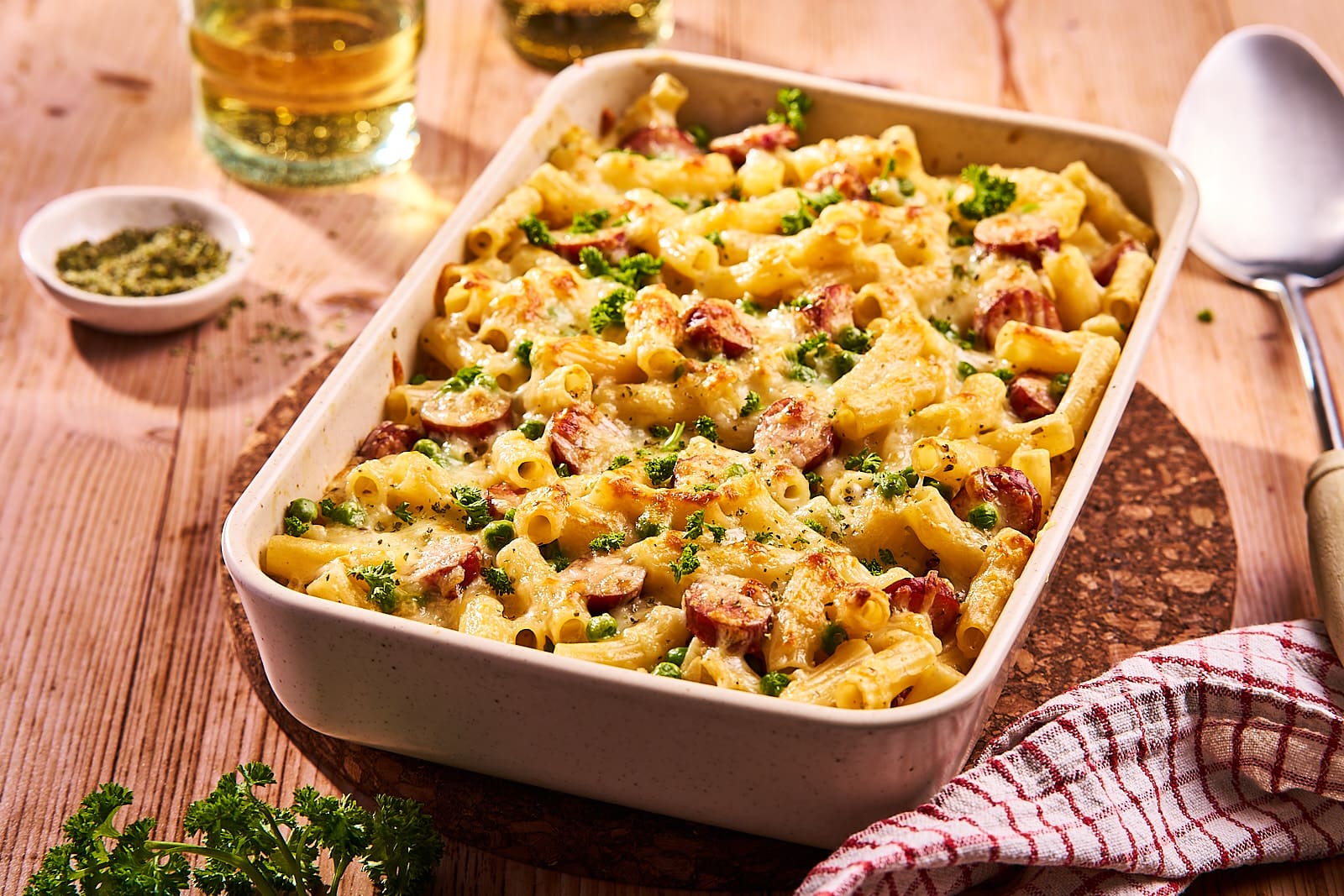 Dieser Nudelauflauf mit Mettenden erinnert an früher. Cremig, herzhaft und schnell gemacht. Ein einfaches Ofengericht wie bei Mama oder Oma.