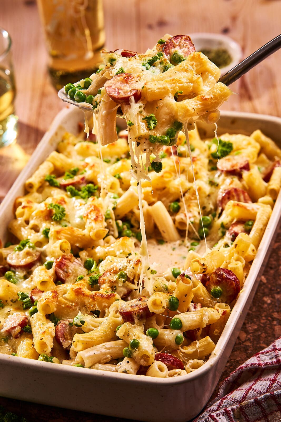 Dieser Nudelauflauf mit Mettenden erinnert an früher. Cremig, herzhaft und schnell gemacht. Ein einfaches Ofengericht wie bei Mama oder Oma.