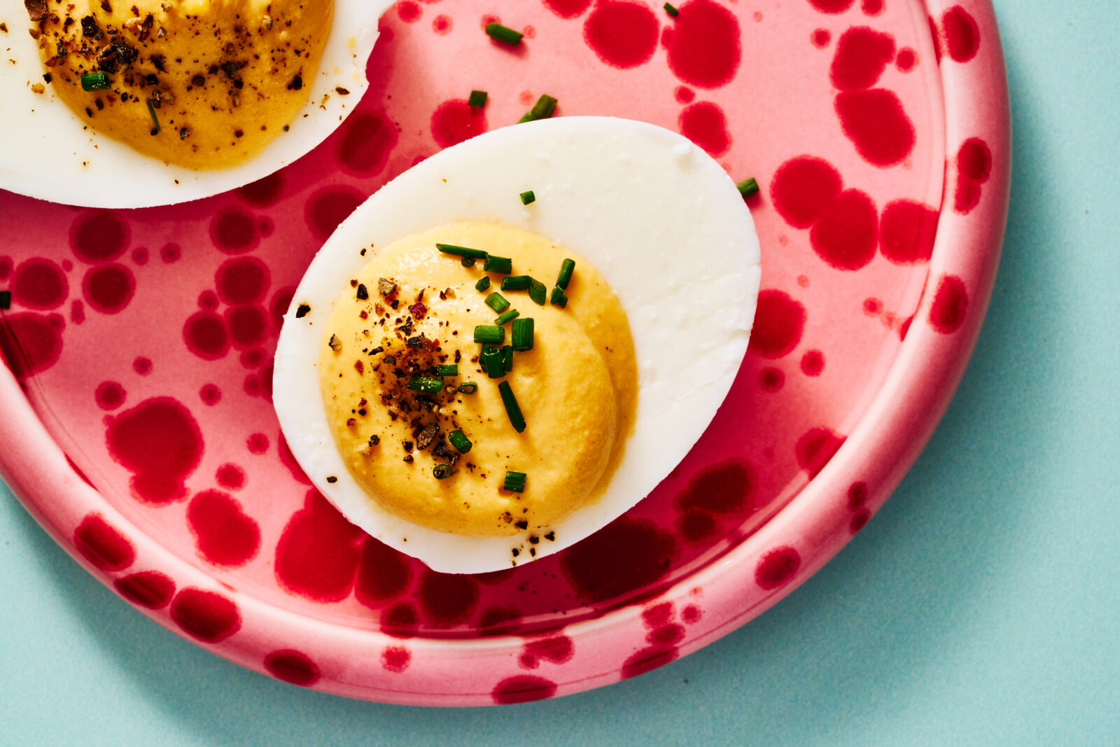 Gefüllte Eier für den Osterbrunch | Unsere Deviled Eggs mit Eggciting 10 Gefüllte Eier für euren Osterbrunch: schnell gemacht, cremig gefüllt und herrlich würzig. Ein einfaches Rezept mit Deviled-Eggs-Twist für Ostern.