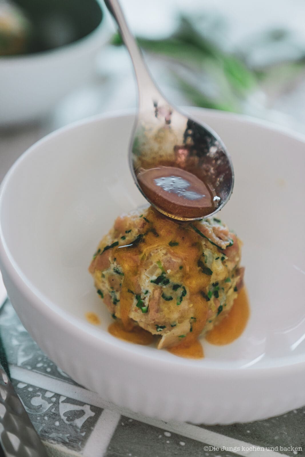 Saftige Bärlauchknödel in Butter mit frischem Bärlauch und viel Aroma. Ein einfaches Frühlingsrezept, das als Hauptgericht oder Beilage passt.