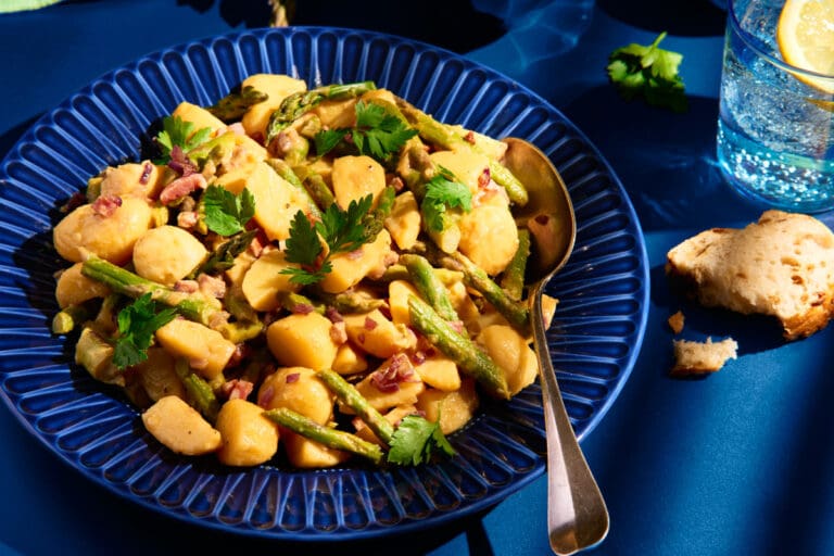 Kartoffeln mit Burrata. Unsere Sommerkartoffeln aus der Pfanne 8 WEB Kartoffelsalt gruener Spargel Rezept 2 | Kartoffeln mit Burrata klingen erst mal wie zwei Dinge, die nicht unbedingt zusammengehören. Bis ihr sie einmal zusammen auf dem Löffel hattet! Bei uns steht diese Kartoffelpfanne im Sommer immer wieder auf dem Tisch. Warme Kartoffeln aus dem Ofen, würzige Salsiccia-Bällchen, eine Marinade aus Zitrone und gutem Olivenöl. Und obendrauf die cremige Burrata, die langsam zwischen die heißen Kartoffeln läuft. Mehr braucht es wirklich nicht.