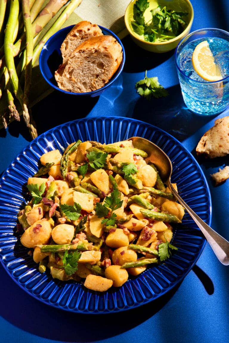 Kartoffelsalat mit grünem Spargel und Speck
