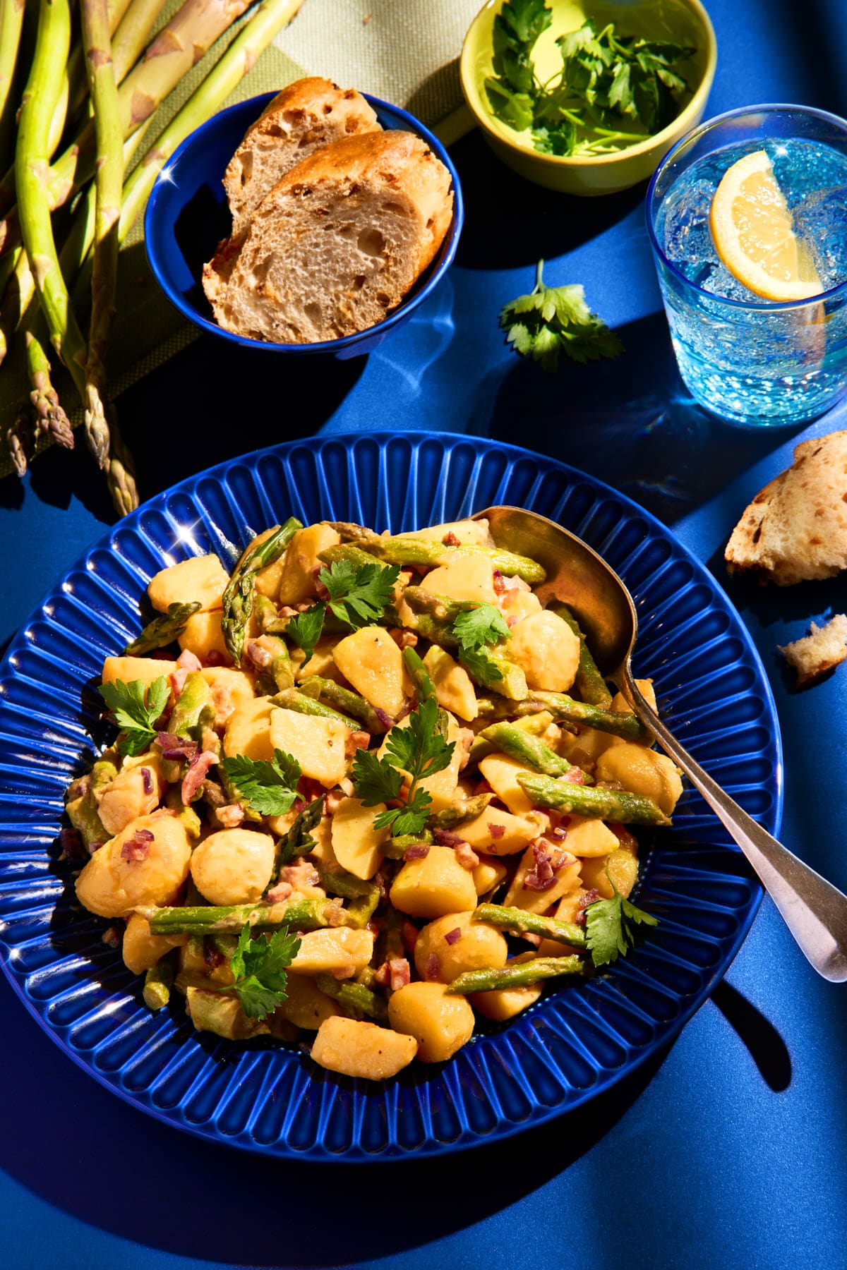 Kartoffelsalat mit grünem Spargel und Speck