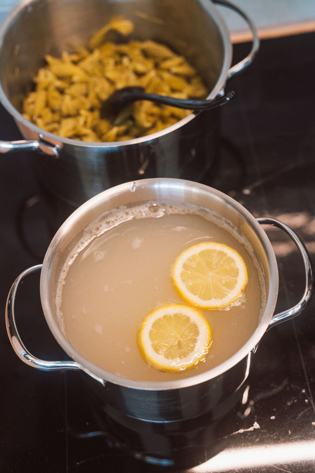 Fichtennadelsirup selber machen aus jungen Triebspitzen 11 Sirup beim Einkochen mit Zitronenscheiben