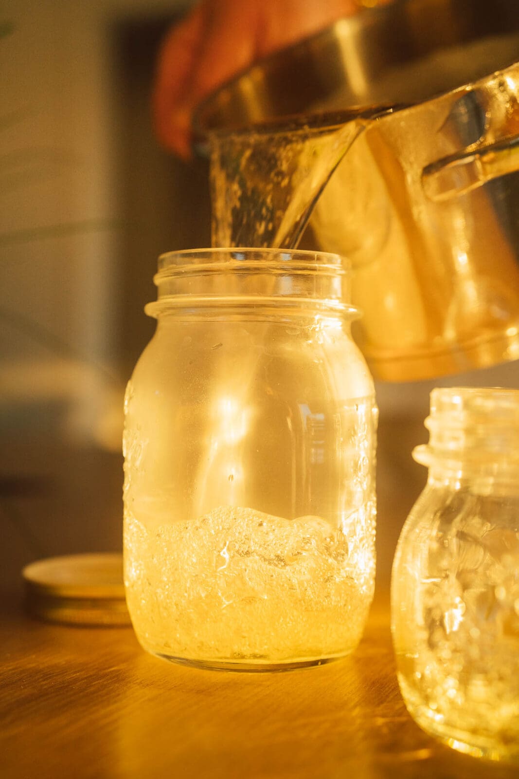 Fichtennadelsirup selber machen aus jungen Triebspitzen 13 Fichtennadelsirup beim Abfüllen in Gläser
