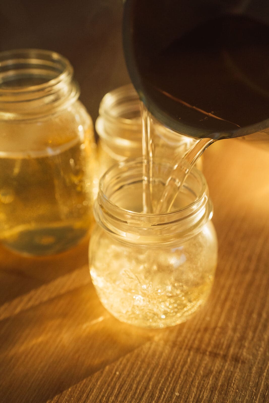 Fichtennadelsirup selber machen aus jungen Triebspitzen 12 Fichtennadelsirup beim Abfüllen in Gläser