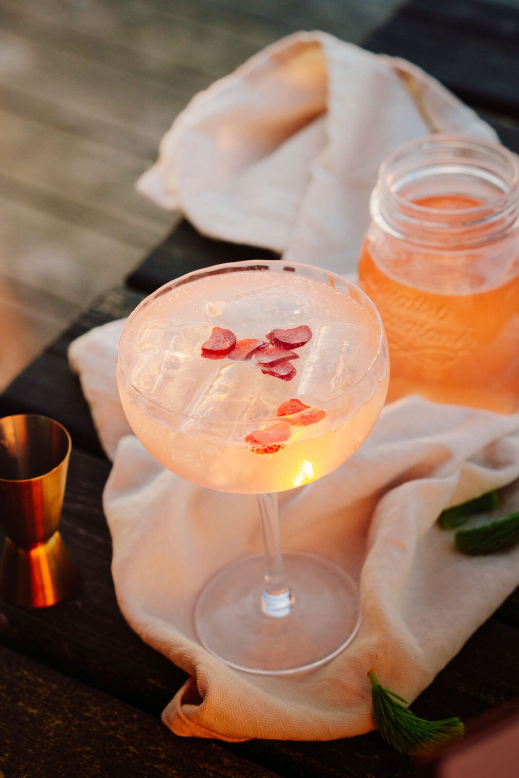 Fichtennadelsirup selber machen aus jungen Triebspitzen 15 Drink mit selbstgemachtem Fichtennadelsirup