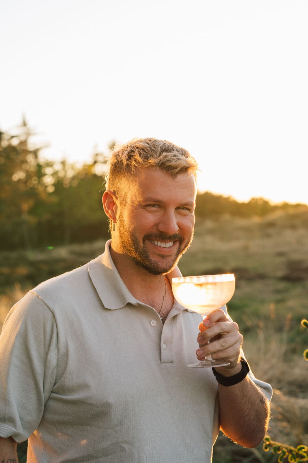 Fichtennadelsirup selber machen aus jungen Triebspitzen 14 Sascha mit Drink in der Hand