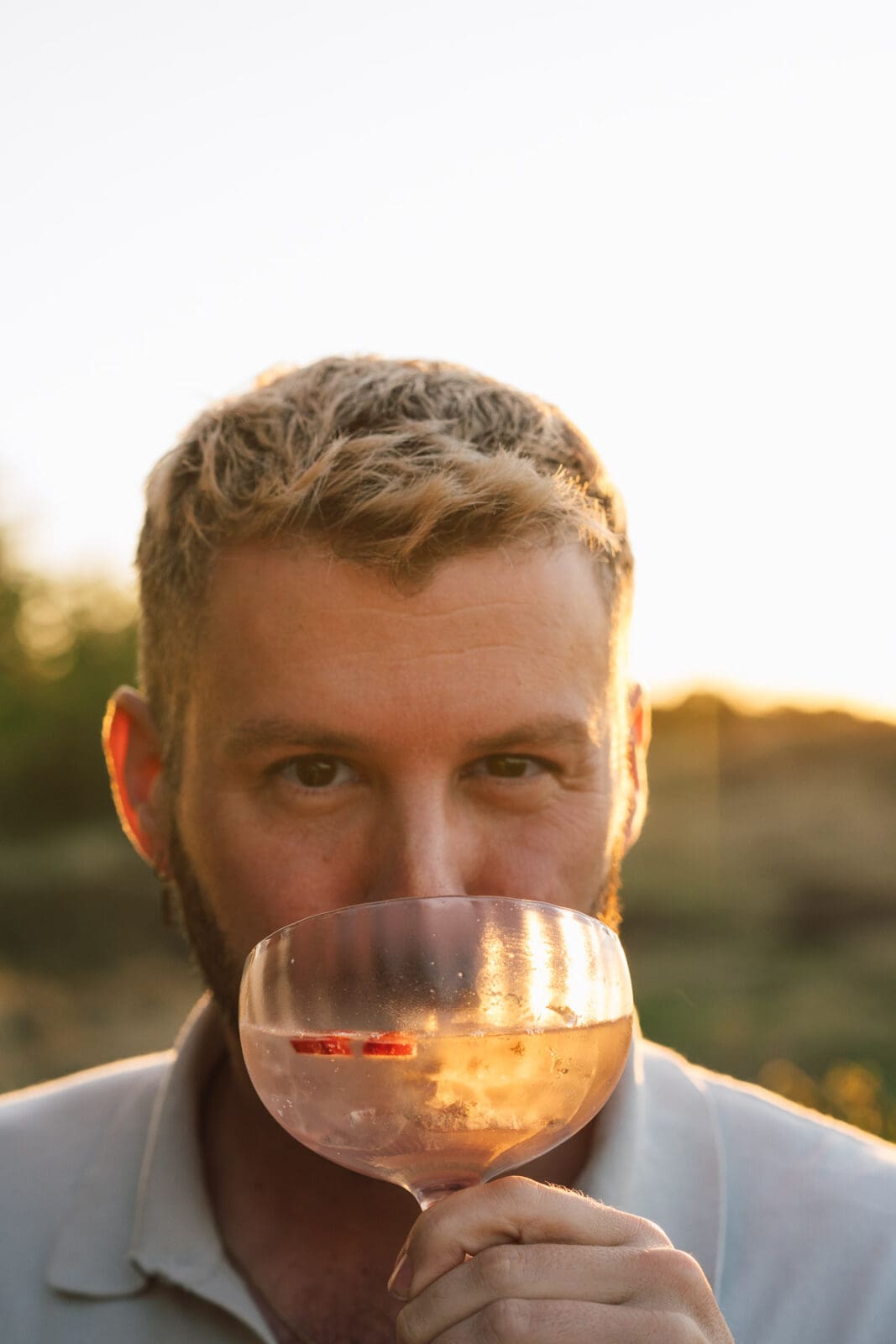 Fichtennadelsirup selber machen aus jungen Triebspitzen 16 Sascha beim Genießen vom Drink